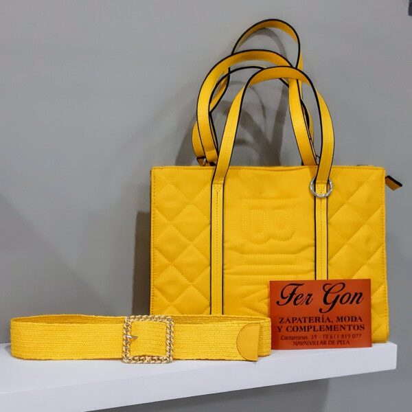Bolso y cinturón amarillo