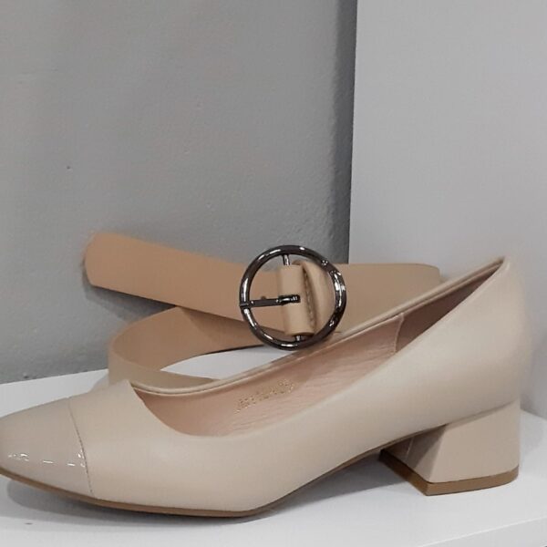 ZAPATO MUJER BEIGE CON PUNTERA CHAROL